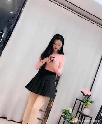 穿丝袜裙子静电解决小妙招？（丝袜短裙潮流美女）